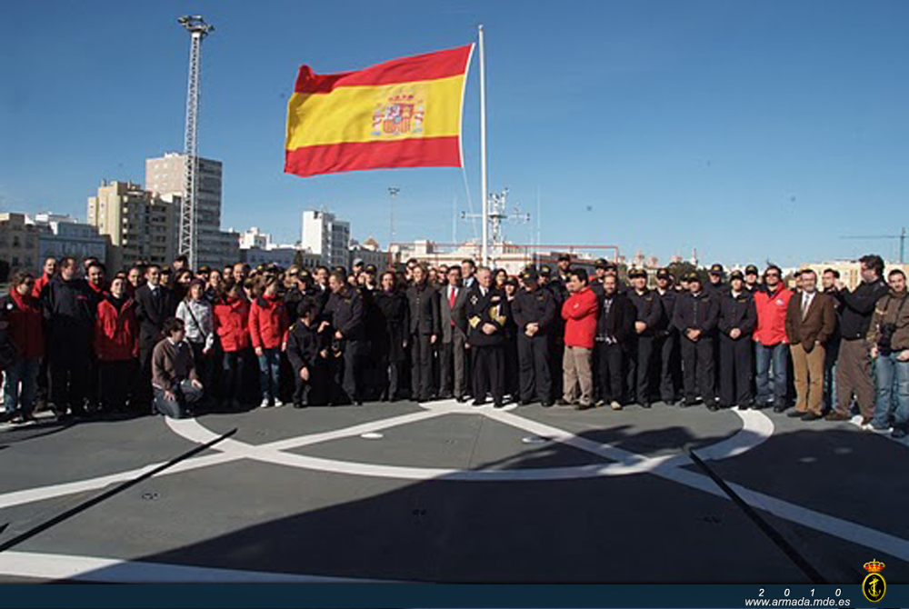 Foto de familia de los marinos y científicos con las autoridades